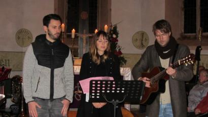 Bild: aks
Nicht nur mit weihnachtlichem Repertoire herzerwärmend: Die "Bottlecakes" Veronika Pickel, Stefan Kohl (links) und Ulrich Radl (rechts).
