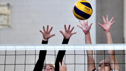 Bild: G. Büttner
Die Volleyballerinnen des TB Weiden sind in der Landesliga Nordost auf dem Vormarsch. Nach dem Derbysieg in Hahnbach ist der Rückstand zu Spitzenreiter TV Altdorf II weiter geschrumpft. Das Archivbild zeigt Denitsa Peeva (rechts) und Kathrin Plakhotnik beim Block.