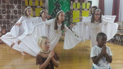 Bild: exb
Hänsel und Gretel beten – von Engeln behütet – im Wald: Die Josef-Voit-Grundschule ist bereit für ihren großen Auftritt bei der Eröffnung der klösterlichen Weihnacht im kurfürstlichen Zeughaus.