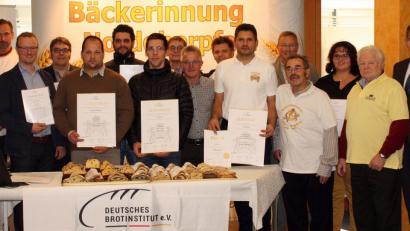 Bild: R. Kreuzer
Die Bäcker aus den Innungen Nordoberpfalz und Schwandorf mit den Goldauszeichnungen und Urkunden für sehr gute und gute Wertungen.