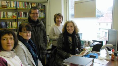 Bild: gis
Auf moderne Zeiten eingestellt sind (von links) : Elisabeth Kraus, Anja Mewes, Pfarrer Ferdinand Weinberger, Ursula Pusch und Bücherstadl-Leiterin Selma Markhof.