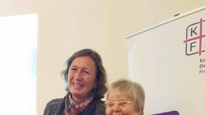 Bild: exb
Stellvertretende Diözesanvorsitzende Luise Fischer (links) gratuliert Bezirksleiterin Irene Zeller, der das Frauenbund-Ehrenzeichen in Gold mit Stein verliehen wurde.