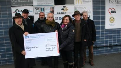 Bild: wro
10 000 Euro in Form eines symbolischen Schecks - ausgestellt auf die Mitterteicher Tafel - überbrachten (von links) Klaus Kupke, Wolfgang Gropengießer, Hubert Heinzl und Jeff Beer im Namen der Stiftland-Rotarier. Dankeschön dafür sagten Karl Haberkorn, Gerhart Höhn und Nicki Fürst (von rechts).