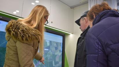 Bild: lue
Viele Grundstückseigentümer und Interessierte kommen ins mobile Bürgerbüro von Tennet. Ina-Isabell Haffke, Projektleiterin des Ostbayernrings, informiert über den aktuellen Verlauf der neuen Leitungen und künftige Entwicklungen.