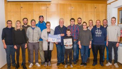 Bild: exb
Das Team vom Trailer 1531 Störnstein übergibt eine Spende an den Vorsitzenden der Kuno-Stiftung Hans Brockard.