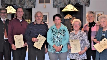 Bild: rgr
Der Männergesangverein 1890 mit gemischtem Chor ehrte treue Mitglieder. Das Bild zeigt (von rechts): Renate Neumann, zweite Bürgermeisterin Anita Stauber, Thea Mack, MGV-Vorsitzende Brigitta Bernklau, Hans Heindl, Horst Böhm jun. und Georg Ebenhöch.