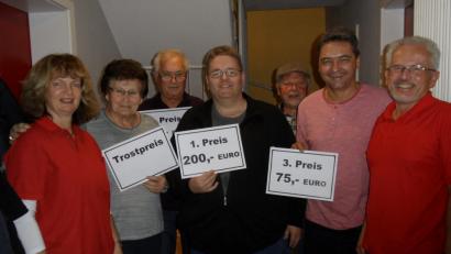 Bild: fz
Die Preisträger des Schafkopfturniers haben gut lachen.