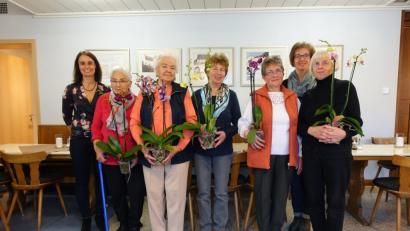 Bild: snn
Vorsitzende Annette Wenkmann (links) und ihre Stellvertreterin Manuela Popp (rechts) ehren langjährige Mitglieder des Obst- und Gartenbauvereins Ursensollen.