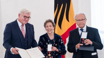 Bild: Bernd von Jutrczenka/dpa
Bundespräsident Frank-Walter Steinmeier verleiht an Alexander Nesanel Fried (rechts) und Dorothea Woiczechowski-Fried aus Tirschenreuth Bundesverdienstkreuz und Bundesverdienstmedaille.