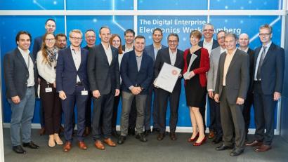 Bild: ROI
„Wir sind die Smart Factory“: Die Freude war groß in der Mannschaft des EWA bei der Verleihung des Industrie 4.0-Awards durch die ROI Management Consulting AG.