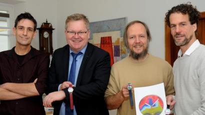 Bild: Stephan Huber
Marcus Trepesch (links) gestaltete das erste Modell der Amberger Stadtuhr vor zwei Jahren, jetzt stammen die Ideen zur aktuellen Auflage von Johann Sturcz (Zweiter von rechts). Oberbürgermeister Michael Cerny (Zweiter von links) und Goldschmied Sebastian von der Recke (rechts) freuen sich über das gelungene Ergebnis.