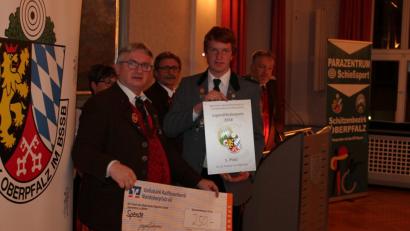Bild: exb
Jugendsportleiter Vinzenz Kellner (Dritter von links) nimmt in Regensburg die Auszeichnung für die Oberlinder Schützen entgegen.