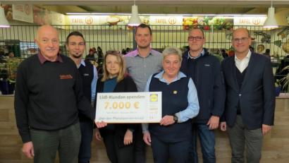Bild: Dobmeier
Zusammen mit Lidl-Geschäftsführer Matthias Martin (rechts), Verkaufsleiter Michael Weidhaas (Mitte) sowie den drei Weidener Filialleitern erhielten Tafel-Vorsitzender Josef Gebhardt (links) und Kassiererin Gabriele Glaubitz (Dritte von links) den Spendenscheck in Höhe von 7000 Euro für die Kühleinrichtung des neuen Tafel-Abholfahrzeuges.