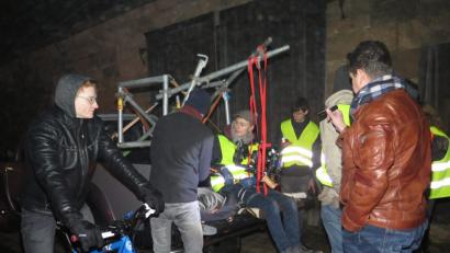 Bild: jzk
Regisseur Maximilian Melzner (Dritter von links) sitzt auf einem Kamera Rig (Pick up) und bereitet sich auf den Dreh vor.