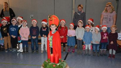 Bild: jr
Voll besetzt präsentierte sich die Schulturnhalle bei der Adventfeier des Kinderhauses „Mutter vom guten Rat“. Auch ein kleiner Nikolaus war dabei.