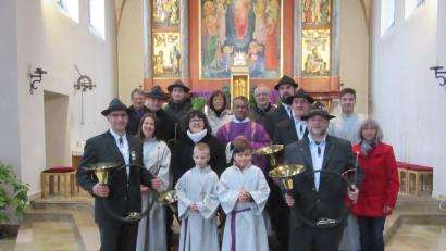 Bild: jzk
Pater James (Bildmitte) freute sich über die schöne Bläsermesse beim Adventsgottesdienst. Vorne links steht Hornmeister Ely Eibisch.