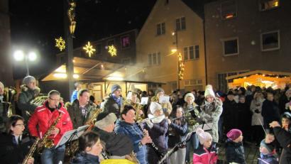 Bild: bij
Mit musikalischen Darbietungen stimmt der Musikzug beim Hirschauer Weihnachtsmarkt auf die Adventszeit ein.