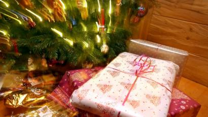 Bild: Karl-Josef Hildenbrand/dpa
Weihnachtsgeschenke liegen unter einem geschmücktem Christbaum. Die Frage ist nur: Was soll man sich wünschen?