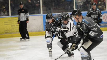 Bild: brü
Auf mächtig Gegenwehr muss sich der ERSC Amberg (dunkle Trikots, links Lukas Salinger, vorne rechts Bernhard Keil) im Heimspiel gegen den ESC Vilshofen einstellen. Das Hinspiel vor zwei Wochen wurde in der Verlängerung entschieden.