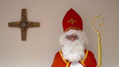 Bild: Konrad
Der heilige Nikolaus findet, Kinder und Erwachsene sollten sich mehr auf das eigentliche große Geschenk der Weihnachtszeit besinnen: Die Geburt von Jesus.