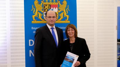 Bild: fjo
Minister Albert Füracker überreicht Bürgermeisterin Margit Kirzinger den Bescheid zur Förderung des Breitbandausbaus.