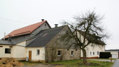 Bild: Rainer Christoph
Auch wenn der Name kriegerisch klingt, der Weiler Kriegshut liegt friedlich auf einer Höhe von 520 Metern über Normal-Null in der Gemeinde Kirchendemenreuth im Landkreis Neustadt/WN.