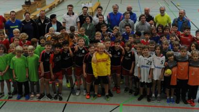 Bild: gf
Nur während des Spiels sind sie Gegner – danach sind die Handballer aus den Grundschulen Freunde, die Spaß am Sport haben.