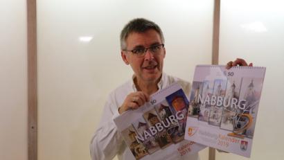 Bild: aub
Heimatpfleger Raphael Haubelt präsentiert den neuen Nabburg-Kalender.