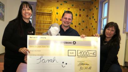 Bild: Hirsch
Sylvia Schneider-Kober (rechts) und Gisela Simeth (links) überreichten Daniel Jobst (Mitte) einen Scheck über 1000 Euro