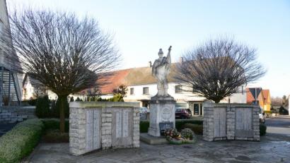 Bild: bey
Im Zuge der Neugestaltung des Tillyplatzes erhält auch das Kriegerdenkmal wieder neuen Glanz. So werden neben anderen Arbeiten auch die Namen der Gefallenen und Vermissten wieder besser sichtbar gemacht.