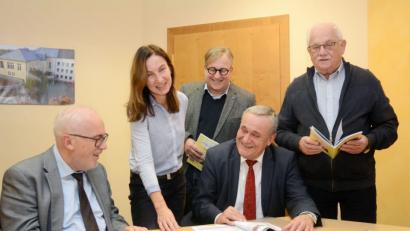 Bild: Gabi Schönberger
Lieber in den Englischkurs oder ins Literaturcafé? Senioren haben im Maria-Seltmann-Haus die Qual der Wahl wissen (von links) Hermann Hubmann, Susanne Meichner, Wolfgang Hohlmeier, Oberbürgermeister Kurt Seggewiß und Alfons Heidingsfelder.