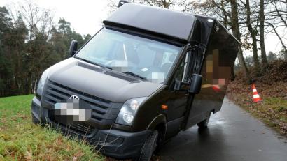 Bild: gf
Der Transporter des Paketfahrers steckt in der Böschung fest.