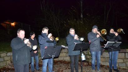 Bild: gi
Das erste Adventsfenster wurde in der Mühlschleif geöffnet. Die Bläser stimmten ein.