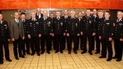 Bild: wro
Für ihre langjährige Unterstützung wurden zahlreiche Kommandanten und deren Stellvertreter von KBR Andreas Wührl und stellvertretendem Landrat Dr. Alfred Scheidler (von links) ausgezeichnet.