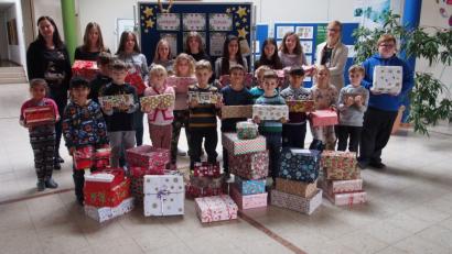 Bild: bnr
Einen ganzen Stapel Geschenke mit Herz haben die Schüler der Landgraf-Ulrich--Schule für Kinder in ärmeren Regionen gepackt, damit auch dort das Christkind kommt.
