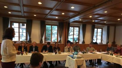 Bild: Dr. Nina Hehn
Sabine Hafner (stehend) und Manfred Miosga (beide KlimaKom eG) moderierten die AOVE-Klausurtagung im Oberallgäu.