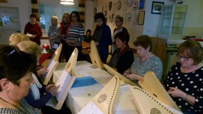 Bild: rn
Die Veeh-Harfen-Gruppe des Frauenbundes stimmt auf den Advent ein.