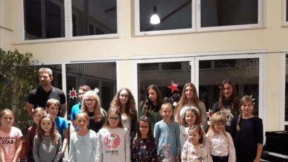 Bild: jzk
Musiklehrer Markus Zaus (hinten links) kann mit den Leistungen seiner Schüler beim Konzert zufrieden sein.