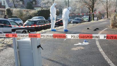 Bild: Gabi Schönberger
Das Geschehen rund um den Suizidversuch vom Mittwochmorgen bei der Zufahrt zu Kindertagesstätte und Montessori-Schule in Neunkirchen ruft auch die Spurensicherung auf den Plan.