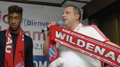 Bild: gb
Fanclub-Vorsitzender Marcus Fritsch (rechts) ernannte Kingsley Coman zum Ehrenmitglied. Der Franzose war am Sonntag in Wildenau.