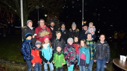 Bild: fjo
Eine ganze Schar Kinder durfte Losfee spielen und verhalf (hinten, von links) Kerstin Schinabeck und Rita Schwarz, sowie Tobias Wirth (hinten, rechts) zu den Preisen.