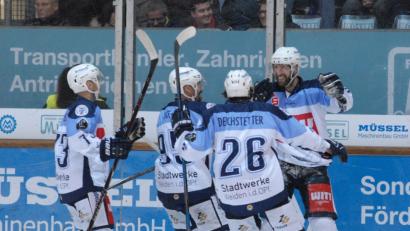 Bild: gb
Jubel bei den Blue Devils nach dem 6:3 durch den dreifachen Torschützen Martin Heinisch (rechts). Es gratulieren (von links) Tomas Rubes, Barry Noe und Maximilian Deichstetter. Am Ende gewannen die Weidener das Derby bei den Selber Wölfen mit 8:5.