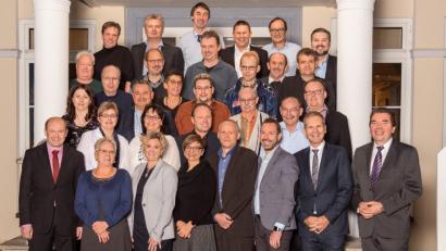 Bild: exb
26 Conrad-Mitarbeiter werden für jeweils 25-jährige Betriebszugehörigkeit geehrt.