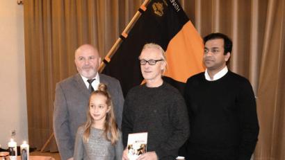 Bild: soj
Präses Pfarrer Pater Anish George (von rechts) konnte mit Kalle und Carla Winterling mit Vorsitzendem Hubert Knott neue Mitglieder begrüßen.