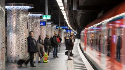 Bild: Boris Roessler/dpa
Fahrgäste warten in Frankfurt auf einen Zug.