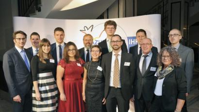 Bild: DIHK / Michael Ebnerbeste
Ralf Kohl, Bereichsleiter Berufsbildung bei der IHK, und Ausbildungsberater Michael Surner (von links) mit Ostbayerns besten Azubis und ihren Ausbildern bei der Ehrung der bundesbesten Absolventen.