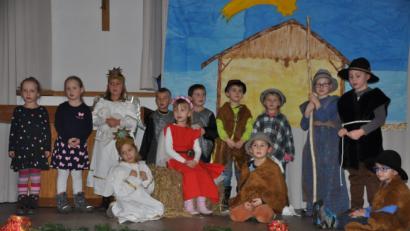 Bild: ak
Die Mädchen und Buben vom Kinderhaus Mobile bringen das Geschehen rund um die Geburts Christi auf die Bühne.