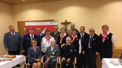 Bild: exb
Nicht nur die Malteser, sondern auch die Stadt Schwandorf bedankten sich bei Margarete Stich (sitzend Mitte) für fast 40 Jahre ehrenamtliches Engagement.