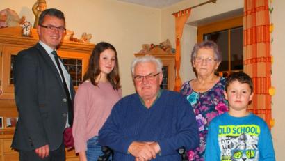 Bild: agr
Auch Bürgermeister Martn Birner gratulierte dem Jubelpaar Dorrer.