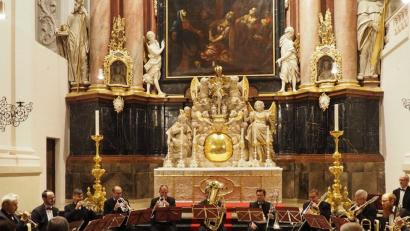Bild: Franz Lahm
Das virtuos glänzende Blechbläserensemble unter Leitung von Ludwig Güttler begeisterte bei zwei ausverkauften Konzerten in der strahlenden Basilika Waldsassen.
